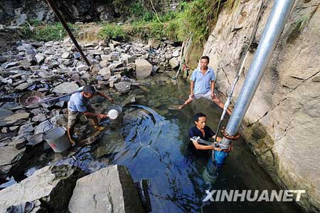 夏秋連旱致湖南百萬人飲水困難(組圖)