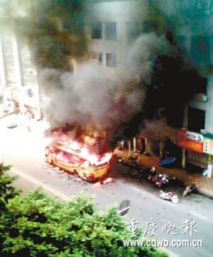 重慶公交車自燃7人受傷 20余乘客自救脫險(圖)